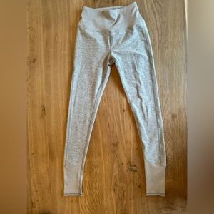Alo Yoga - light grey soft leggings - size Small